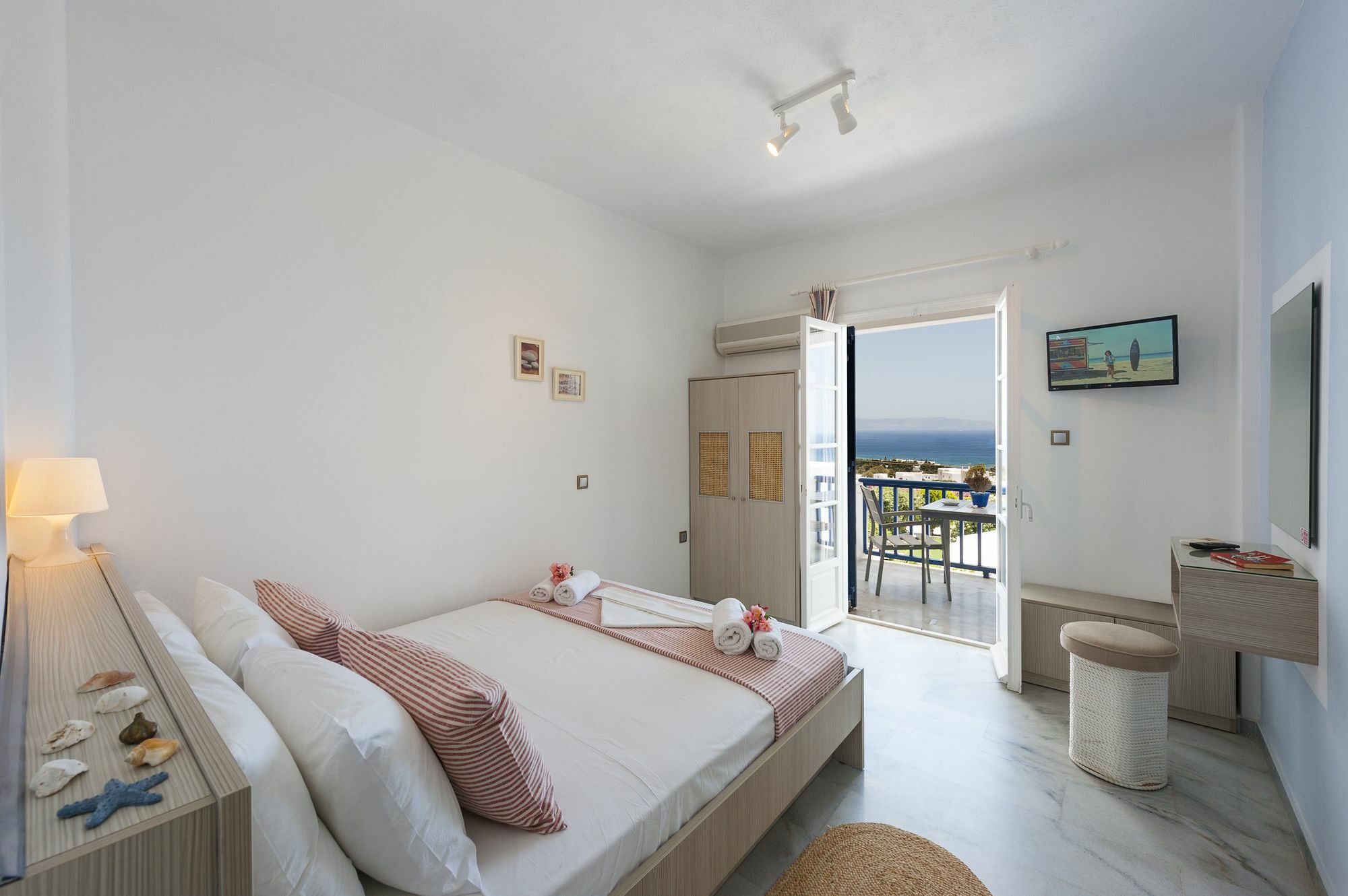 Dryades Family Hotel Drios Exterior photo